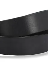 Cinturón de cuero natural liso color negro, con hebilla, pasador y puntera metálicos de estilo vaquero en acabado plata envejecida con detalles grabados.