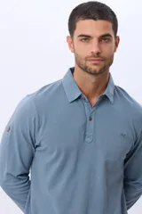 Remera polo de manga larga confeccionada en tejido piqué de algodón. Presenta cuello clásico, cierre frontal con botones y logo bordado en el pecho.