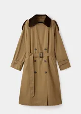 Trench coat largo oversize de color verde militar, con cierre de doble botonadura, trabillas en los hombros, cuello camisero de pana, cinturón con hebilla y trabillas ajustables en los puños.