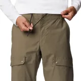 Pantalon cargo de corte recto en color verde oliva, con bolsillos laterales con cierre a presión y bolsillos traseros. Diseño versátil con asiento reforzado y tejido elástico.