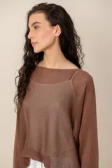 Sweater de tejido semitransparente color marrón con brillo dorado, cuello bote y mangas largas de corte holgado.