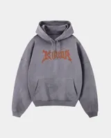 Buzo canguro con capucha y bolsillo frontal tipo kanga, confeccionado en algodón con acabado stone wash. Presenta un estampado gráfico frontal con tipografía estilo metal.