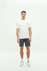 Bermuda de gabardina color gris con logo bordado, bolsillos laterales y traseros, cierre con cremallera y pasacintos.