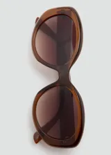Lentes de sol con montura de pasta en color marrón translúcido, de diseño cuadrado y lentes con degradado.