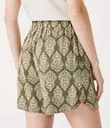 Short de viscosa y lino con estampado étnico, cintura elástica y bolsillos laterales.