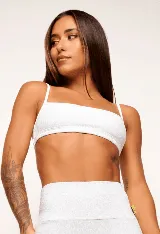 Top deportivo blanco texturizado, de breteles finos y espalda abierta.