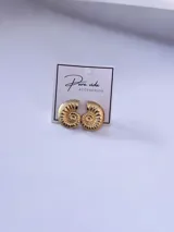 Aros dorados con diseño en relieve de caracol o amonite, de acabado brillante.