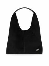Cartera tipo hobo de gamuza negra con asa integrada y detalle de placa metálica con logo en la parte inferior.