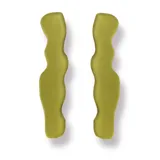 Par de aros colgantes de acrílico celeste con forma ondulada.