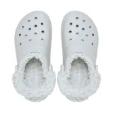 Zuecos Crocs Classic con forro interior de piel sintética tipo sherpa, color gris claro. Presentan el diseño icónico de la marca con perforaciones en la parte superior y correa pivotante en el talón para mayor sujeción.