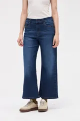 Jean de corte recto con tiro medio y leve amplitud en la parte inferior. Presenta un lavado azul clásico con efecto desgastado sutil, cierre frontal con botón y bolsillos laterales y traseros.