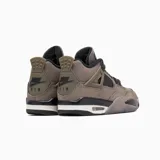 Championes Nike Air Jordan 4 Retro en color gris topo, con detalles en negro y suela con unidad de aire visible en el talón.