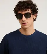 Remera masculina de manga corta, cuello redondo y color marrón oscuro, confeccionada en tejido acanalado de poliéster y algodón.