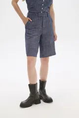 Bermuda azul de viscosa, corte recto y tiro alto.