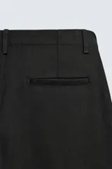 Pantalón de corte balloon fit, confeccionado en una mezcla de lyocell y algodón. Presenta bolsillos frontales, bolsillos traseros de vivo y cierre frontal con cremallera y botón.
