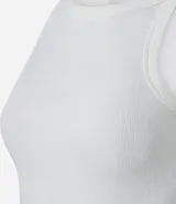 Musculosa básica femenina color marrón oscuro, confeccionada en malla rib de algodón con textura acanalada y cuello redondo.