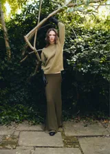 Falda larga de punto color verde militar con diseño evasé y cintura elástica.