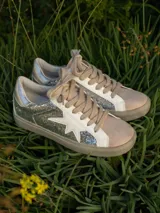 Championes urbanos Champion modelo Gian, color blanco con detalles en gris y estrella dorada en el lateral.