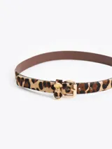 Cinturón negro de cuero vacuno con textura croco, hebilla dorada y aplique metálico de hongo dorado.