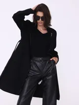 Tapado trench negro con vivo al tono, corte clásico, largo hasta la rodilla y cinturón con trabillas.