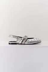 Balerina plateada de cuero con tachas metálicas y dos correas con hebilla.