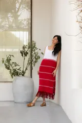 Vestido rojo y blanco tejido en hilado de algodón con flecos de gamuza.