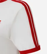 Remera blanca de algodón con mangas cortas, cuello redondo y ribetes rojos en contraste. Presenta estampa frontal de Strawberry Shortcake y lettering con texto en inglés y rojo.