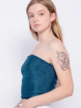 Top strapless color azul petróleo brillante.