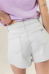 Short de jean celeste de tiro medio, calce cómodo, denim suave y liviano, con bolsillos delanteros y traseros, terminación prolija en ruedo y cierre frontal con botón y cremallera.