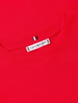 Remera de algodón de corte regular y cuello redondo, con mangas cortas que presentan un detalle de doblez con botón decorativo. Incluye el logo de la marca bordado en el pecho.