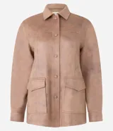 Campera estilo safari o sobrecamisa de mujer, color marrón camel, confeccionada en tejido que simula gamuza o cuero sintético. Presenta cuello camisa, cierre frontal de botones a presión, y cuatro bolsillos frontales con tapa (dos en el pecho y dos a la altura de la cadera). Tiene costuras visibles que definen el diseño.