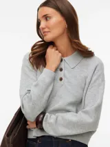 Sweater de punto gris con cuello polo y cierre frontal parcial de tres botones. Presenta mangas largas con puños acanalados y un diseño de calce regular.