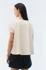 Remera negra de corte evasé y largo corto, con escote redondo y mangas cortas.