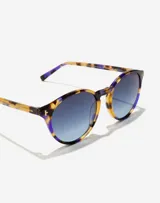 Gafas de sol Hawkers unisex, modelo Salt, con montura redonda de carey con detalles en lila y lentes degradadas en azul.