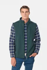 Chaleco deportivo rojo de polar con forro e interior en color azul combinado, cierre frontal y bolsillos delanteros con cierre metálico personalizado. Incluye dos bolsillos interiores con cierre y logo bordado en el pecho.