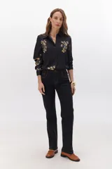 Pantalón de jean azul oscuro de corte recto.