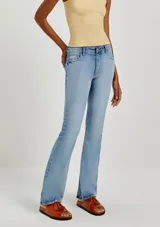 Pantalón de jean celeste con corte bootcut y bolsillos delanteros y traseros.