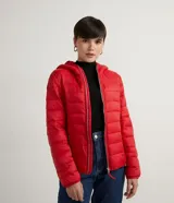 Campera puffer ultra ligera de Blue Steel, color rojo, con capucha, cierre frontal y bolsillos laterales con cremallera. Diseño acolchado con relleno sintético.