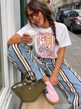 Remerón blanco de corte holgado con estampa frontal colorida y texto "Champagne & Oysters".