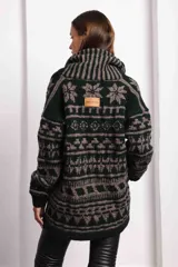 Saco de lana tejido con diseño jacquard en tonos topo, verde y rosado. Presenta cuello chal y botones frontales.