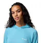 Remera de manga larga con capucha Columbia, confeccionada en tejido técnico transpirable con tecnología Omni-Wick y protección solar Omni-Shade UPF 40. Presenta diseño de corte holgado, capucha cruzada, orificios para los pulgares en los puños y estampado de la marca en el pecho y en la manga.