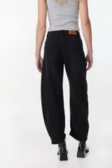 Pantalón jean color verde militar de corte balloon, tiro medio, con diseño abuchonado en las piernas y bolsillos laterales y traseros.