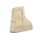 Pantubota color beige de caña baja, con plataforma y forro interno de corderito sintético.