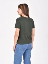 Remera de algodón color negro con efecto lavado, cuello redondo y mangas cortas con terminación al corte.