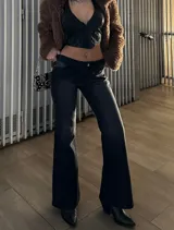 Pantalón de jean tipo oxford de tiro bajo, confeccionado en denim rígido color negro con lavado gastado.