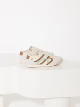 Zapatilla urbana de cuero vacuno blanco con apliques Lipstick y Ladybug. Logo JCH en los laterales.