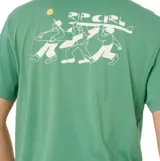 Remera de manga corta color verde, con cuello redondo y estampa pequeña en el pecho con diseño artístico de personajes y logo de la marca.
