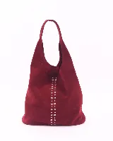 Cartera tipo hobo de cuero color bordó, con diseño de tachas metálicas plateadas dispuestas en una línea vertical central.