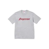 Remera de manga corta color gris melange con estampado frontal del logo de la marca en tipografía gótica de color rojo.