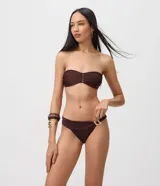 Bombacha de bikini Bossa Nossa de microfibra texturizada color marrón, con cintura ancha cruzada y detalle metálico dorado en el lateral.